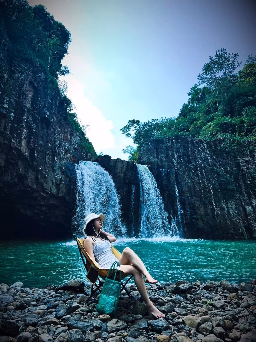Các hội nhóm thường tổ chức cắm trại qua đêm gần thác, cùng nhau nấu nướng, đốt lửa và tận hưởng không gian tách biệt hoàn toàn với thế giới hiện đại. Tuy nhiên, để đảm bảo an toàn, du khách nên đi theo nhóm, mang theo đồ ăn, nước uống và các thiết bị bảo hộ cơ bản. Ảnh Dương Nhật Viên