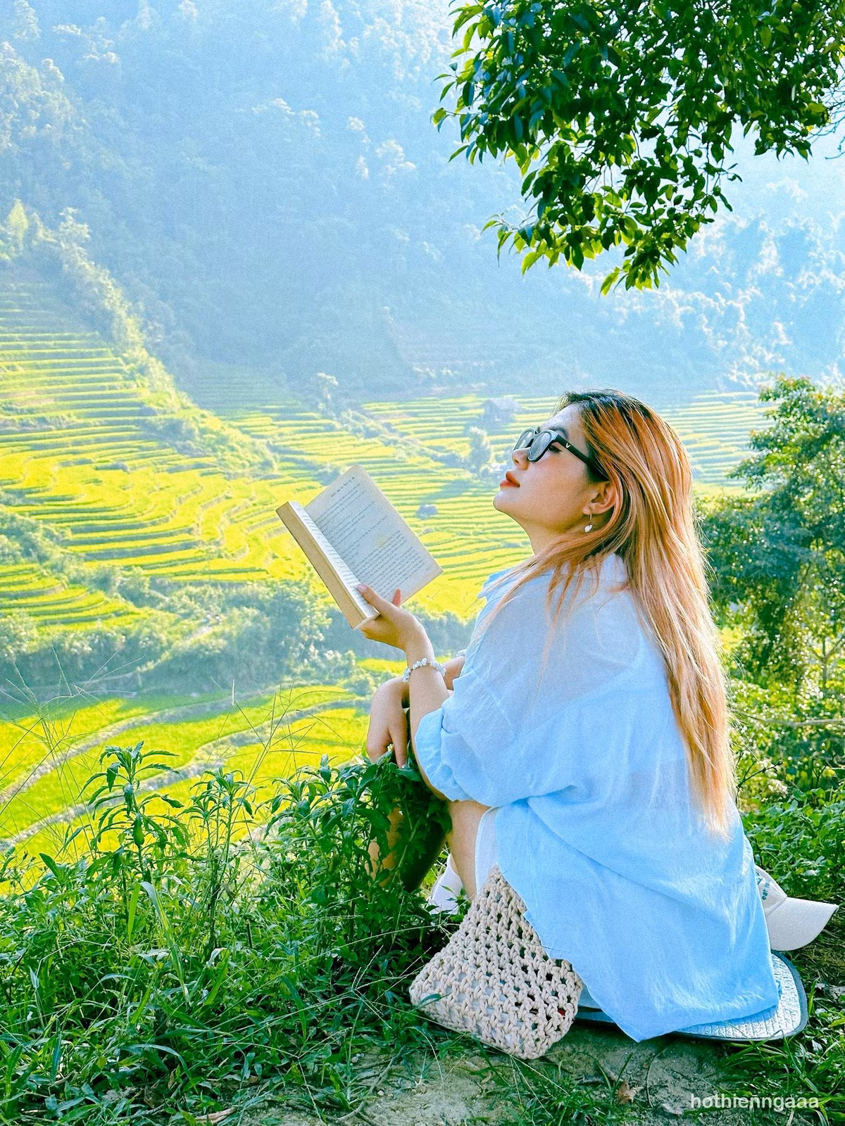 Mỗi buổi sáng sớm, ánh nắng len qua mây, phản chiếu trên mặt ruộng tạo nên thứ ánh sáng óng ánh, dịu dàng mà khó nơi nào có được. Ảnh Hồ Thiên Nga