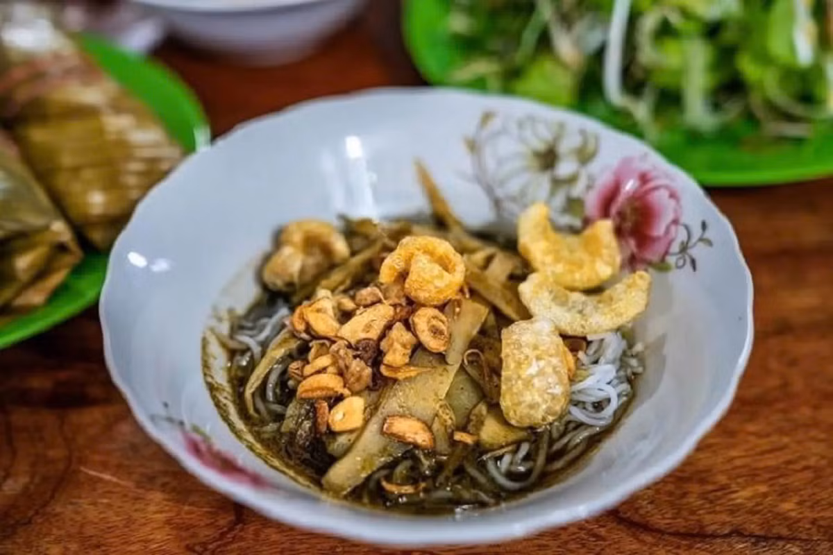 Sau khi đạt độ “chín men”, nước cua được đun nhỏ lửa cùng măng rừng thái mỏng, vừa giúp dậy mùi vừa cân bằng vị béo và chua thanh. Ở một số hàng lâu năm, người nấu còn cho thêm trứng vịt luộc để nước dùng sánh và thơm hơn – đây cũng là điểm khiến món bún trở nên khác biệt. Ảnh luhanhvietam