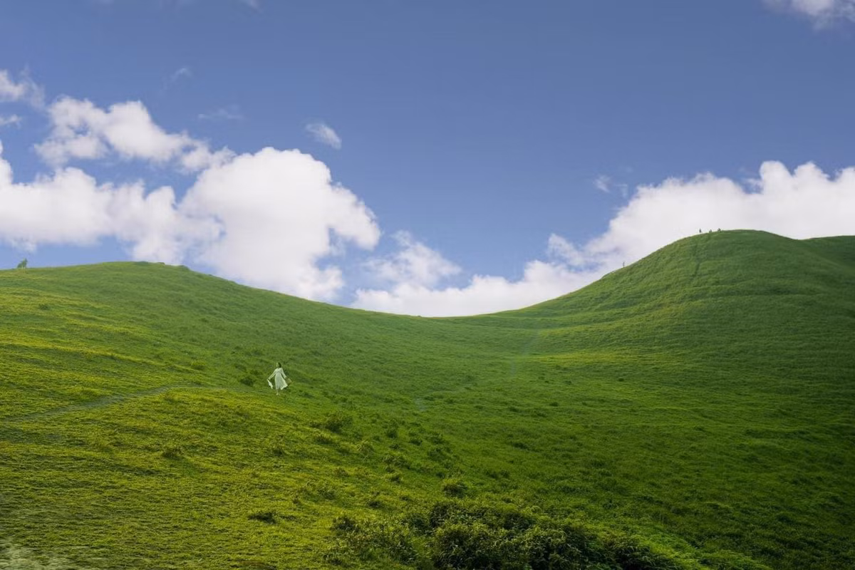 Đứng từ đỉnh đồi, phóng tầm mắt ra xa là thấy cả một vùng trời bao la, tầng tầng lớp lớp núi đồi nối tiếp nhau – một khung cảnh lý tưởng để cắm trại, săn mây và ghi lại những bức ảnh thiên nhiên đầy cảm xúc. Ảnh Ba Đứa Mình