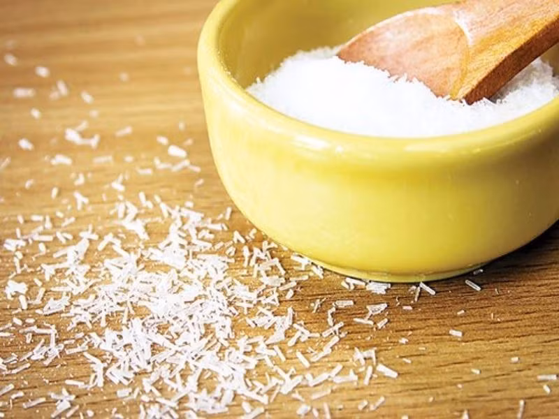Bột ngọt và hạt nêm giúp món ăn ngọt dịu, nhưng nếu dùng quá sớm hoặc quá nhiều sẽ phản tác dụng. Cho bột ngọt hay hạt nêm ở nhiệt độ cao quá sớm sẽ khiến glutamate natri biến chất. Thời điểm chuẩn là cho khi món ăn gần hoàn thành, chỉ dùng một trong hai loại để tránh mất hương vị tự nhiên và gây khát nước. Ảnh minh hoạ