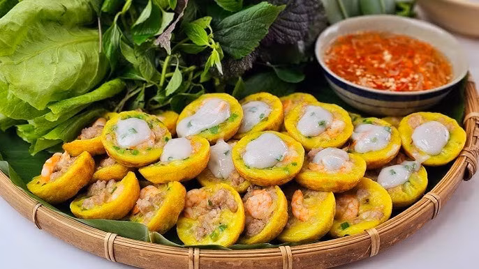 Bánh khọt sau khi hoàn thành giòn, thơm mùi nước cốt dừa, nhân tôm, mực, thịt đậm đà. Ăn kèm rau sống và nước chấm, món bánh khọt không chỉ ngon miệng mà còn giàu dinh dưỡng, giúp bạn thưởng thức hương vị miền Nam ngay tại nhà một cách trọn vẹn. Ảnh minh họa