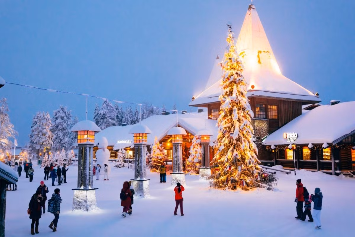 Xa hơn về phương Bắc, Lapland của Phần Lan được xem là hiện thân của Giáng sinh nguyên bản. Đây là vùng đất gắn liền với hình ảnh ông già Noel, những khu rừng phủ tuyết trắng và bầu trời Bắc Cực Quang huyền ảo. Vào mùa lễ hội, Lapland như một thế giới thần tiên, nơi du khách có thể ghé thăm làng ông già Noel, trải nghiệm xe trượt tuyết do tuần lộc kéo hay lặng ngắm tuyết rơi trong không gian tĩnh lặng của vùng Bắc Cực. Giáng sinh ở đây không sôi động mà mang vẻ đẹp nguyên sơ, kỳ diệu và rất khác biệt. Ảnh dulichdeviet