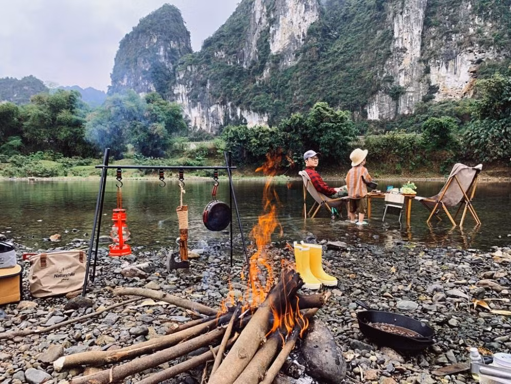 Ngoài trải nghiệm trên sông, du khách đến Hợp Kim còn có thể khám phá đời sống bản làng của người Mường với nếp nhà sàn cổ, nghề dệt thổ cẩm và ẩm thực đặc trưng như cơm lam, thịt lợn nướng, canh lá đắng. Sự hiếu khách, chân chất của người dân địa phương cũng góp phần để lại ấn tượng khó quên. Ảnh Hoabinhtourism