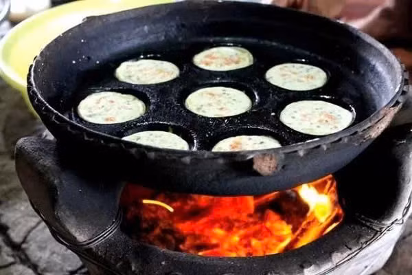 Công đoạn đầu tiên là sơ chế nguyên liệu. Hành tím và tỏi băm nhỏ, tôm bỏ đầu và chỉ đen rồi ướp gia vị, nấm mèo ngâm mềm và băm nhỏ, mực làm sạch, cắt khoanh vừa ăn, thịt băm ướp cùng gia vị và nấm mèo, cơm xay nhuyễn và lọc mịn. Ảnh minh họa