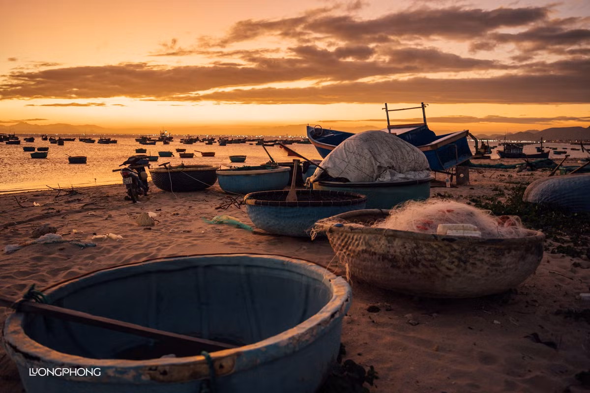 Làng chài thôn Mỹ Hiệp không chỉ là một điểm đến du lịch lý tưởng mà còn là nơi giúp du khách tìm lại cảm giác bình yên, tĩnh lặng trong một thế giới hối hả. Ảnh Lương Phong