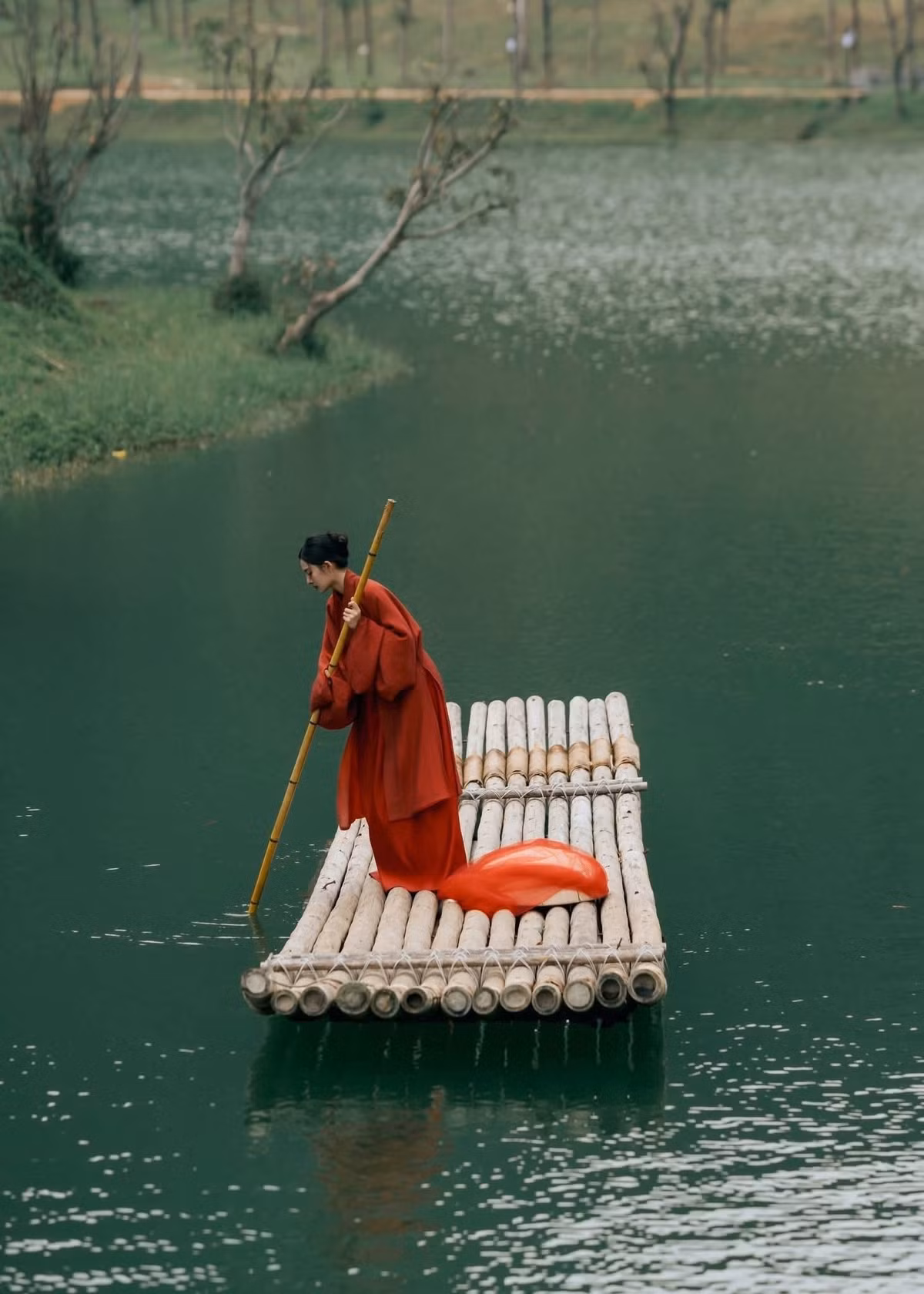 Điểm gây ấn tượng đầu tiên với du khách khi đến Thung Ui chính là cảnh quan tự nhiên còn gần như nguyên vẹn. Thung lũng được bao bọc bởi các dãy núi đá vôi cao sừng sững, phía dưới là thung nước, bãi cỏ và hệ sinh thái đặc trưng của vùng Tràng An. Không gian mở, thoáng đãng, ít tiếng ồn, tạo cảm giác tách biệt hoàn toàn với những tuyến tham quan đông khách chỉ cách đó không xa. Ảnh Tuan Anhi