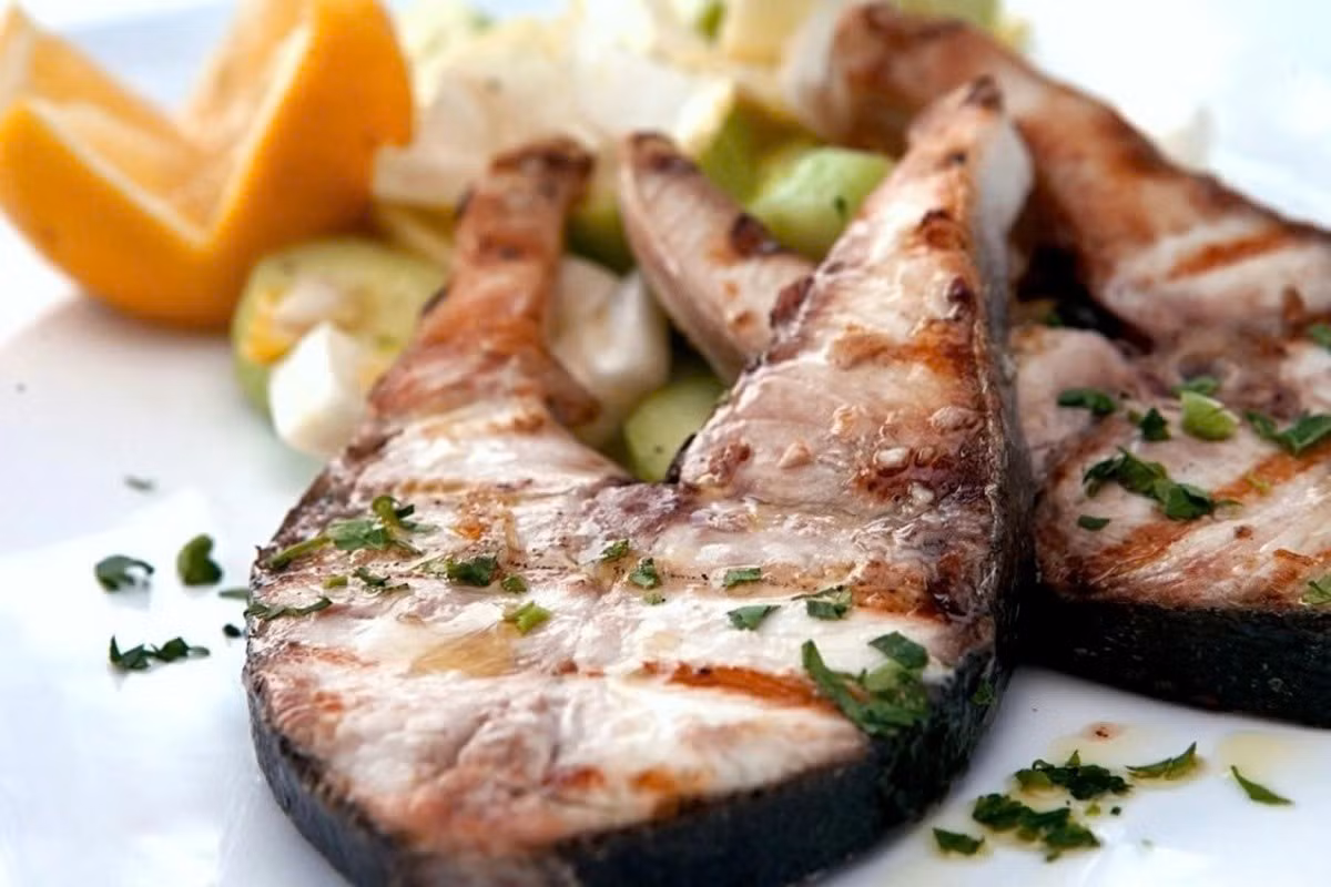 Ngược lại, các món chiên ngập dầu có thể làm mất đi ưu điểm của omega-3 và tăng thêm lượng chất béo xấu, ảnh hưởng tiêu cực đến sức khỏe tim mạch. Ảnh minh họa