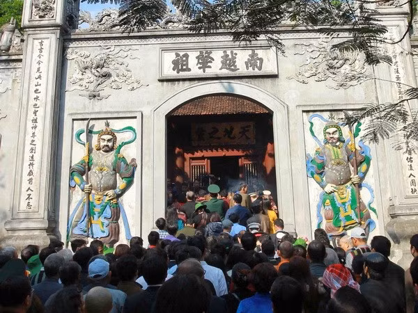 Cách Hà Nội không xa, Đền Hùng là điểm du xuân mang ý nghĩa thiêng liêng bậc nhất với người Việt. Quần thể di tích nằm trên núi Nghĩa Lĩnh, nơi gắn liền với thời đại các Vua Hùng dựng nước. Dù lễ hội chính diễn ra vào ngày 10/3 Âm lịch, song ngay từ những ngày đầu năm mới, dòng người hành hương đã nườm nượp đổ về, như một hành trình trở về cội nguồn, nhắc nhớ truyền thống “uống nước nhớ nguồn”. Ảnh Vietnamplus