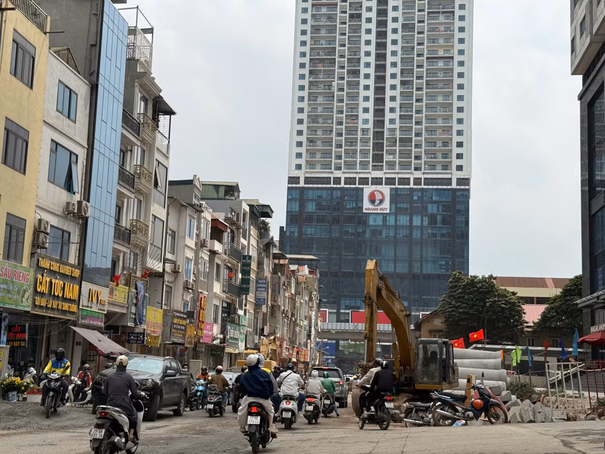 Trong khi chờ ngày hoàn thiện, tuyến đường Nguyễn Tuân vẫn tiếp tục “oằn mình” gánh chịu cảnh ngổn ngang, bụi bặm như một điểm nghẽn chưa có lời giải giữa lòng Thủ đô.