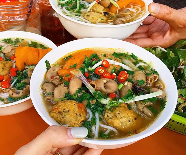 Những quán bún cá cay nổi tiếng du khách có thể ghé thử: Bún cá cay Thắng Tồ, Bún cá cay Thịnh Mai, Quán bún cá cay Tô Ngọc Vân, Bún Cá Cay Cậu Đoành, Quán bún cá cay Lê Lai.