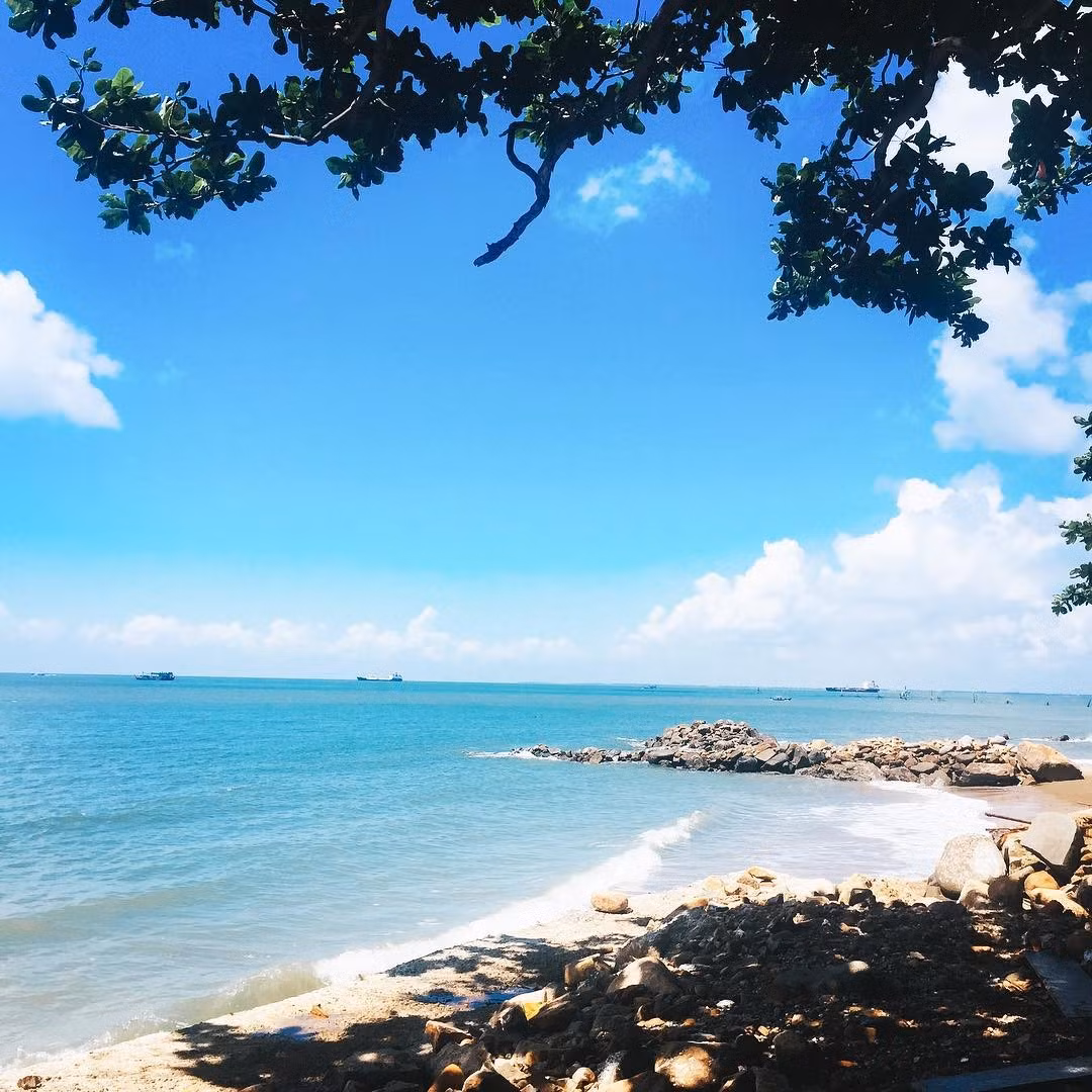 Đối với những ai yêu sự bình yên, bãi Dâu ở phía tây Núi Lớn chính là nơi lý tưởng. Tách biệt với sự náo nhiệt, nơi đây có nhiều ghềnh đá đẹp, kín gió và đặc biệt là tượng Đức Mẹ cao gần 30m – điểm thu hút của không ít du khách theo đạo Thiên Chúa. Ảnh MIA
