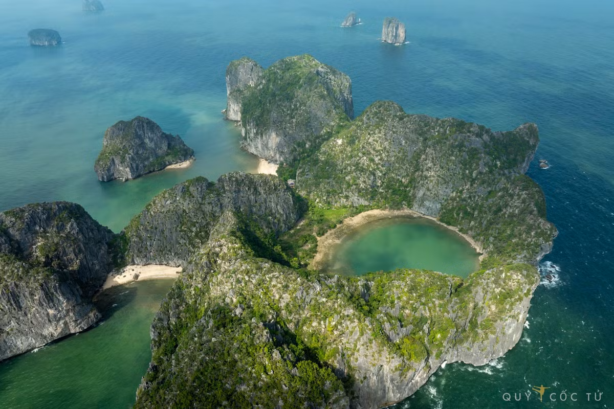 Mùa hè là thời điểm lý tưởng để đến đảo Mắt Rồng. Tại đây, du khách có thể tham gia các hoạt động hấp dẫn như chèo thuyền kayak khám phá các hang động kỳ bí và những vách đá dựng đứng, tắm biển trong lành dưới ánh nắng vàng rực rỡ, hay tổ chức cắm trại, đốt lửa trại bên bờ biển với tiệc nướng hải sản tươi ngon. Ảnh Ngô Trần Hải An