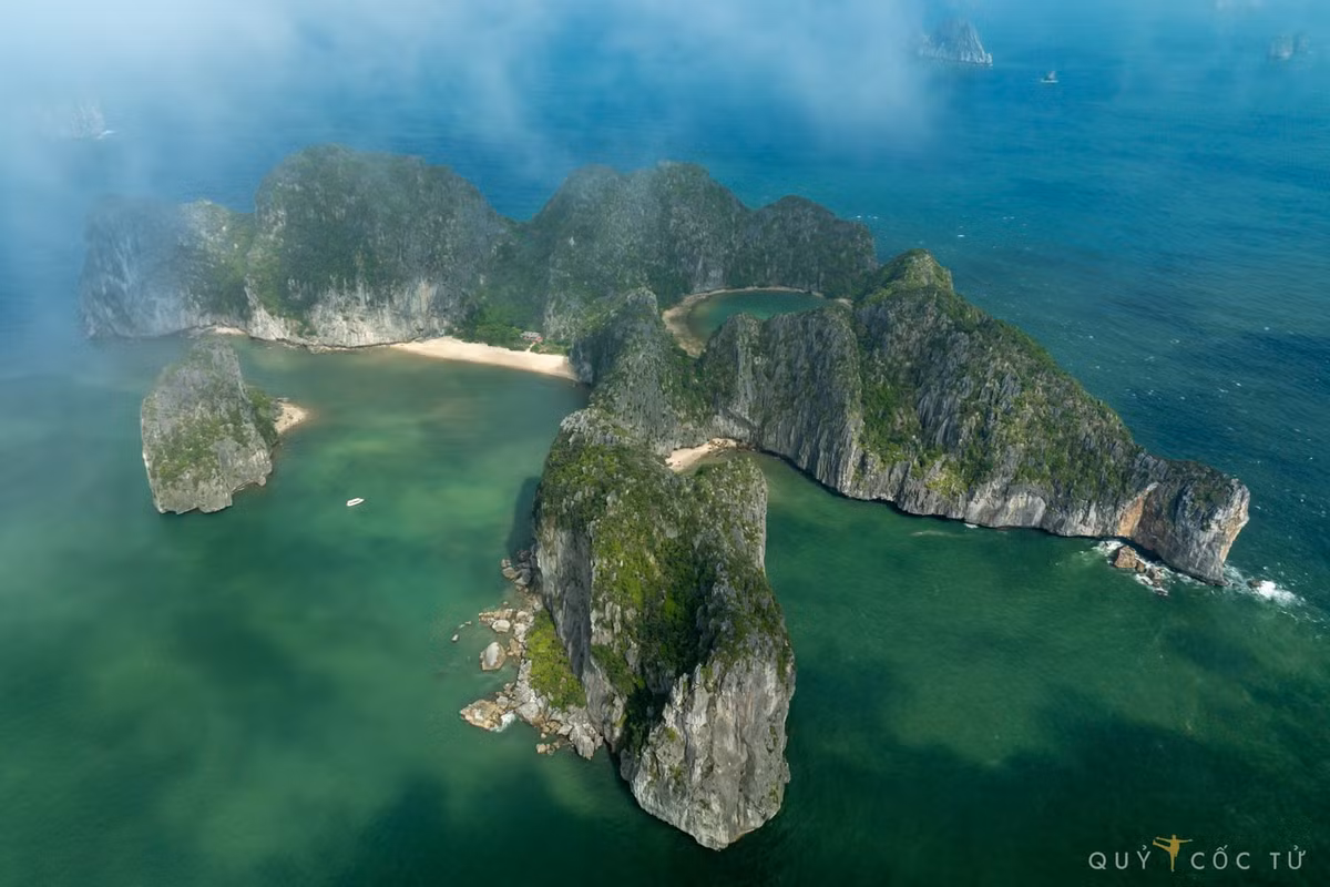 Để di chuyển đến đảo Mắt Rồng, du khách thường xuất phát từ thành phố Hạ Long bằng xe khách, ô tô hoặc tàu hỏa. Từ bến tàu Bãi Cháy hoặc Đoan, du khách sẽ tiếp tục di chuyển bằng tàu cao tốc hoặc cano ra đảo với thời gian khoảng 30-45 phút. Giá vé tàu từ 2.00.000 - 6.000.000 đồng tùy thuộc vào loại phương tiện và số lượng khách. Ảnh Ngô Trần Hải An