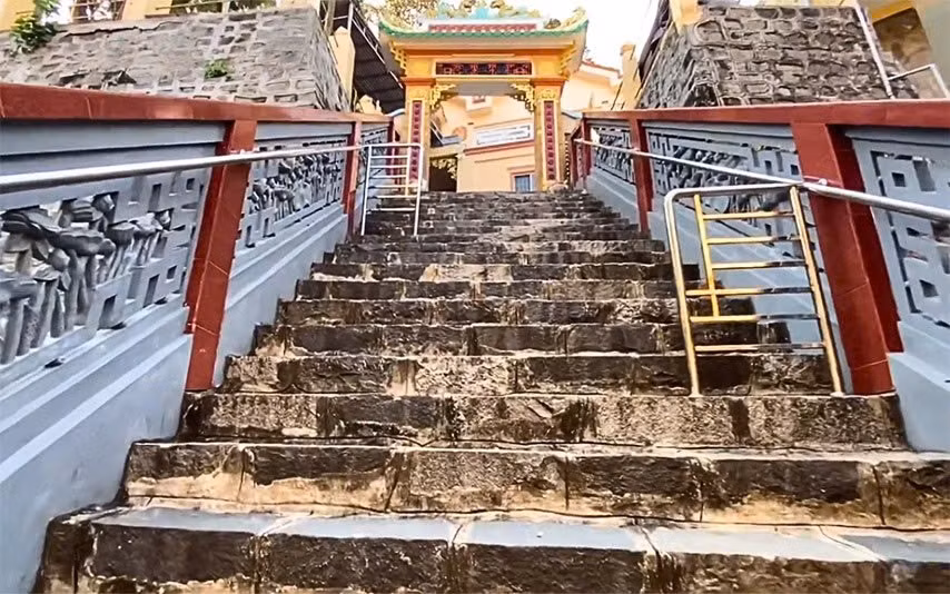 Bên sườn núi tại phường Ninh Sơn, Chùa Hang mang vẻ đẹp trầm mặc và huyền bí rất riêng. Ngôi chùa được xây dựng dựa vào các hang đá tự nhiên, tạo nên không gian mát lành, yên tĩnh, tách biệt hoàn toàn với nhịp sống đô thị. Du khách đến Chùa Hang thường dành thời gian dạo bước chậm rãi, lắng nghe âm thanh của thiên nhiên, tĩnh tâm và cầu mong sức khỏe, bình an cho bản thân và gia đình. Ảnh SunWorld