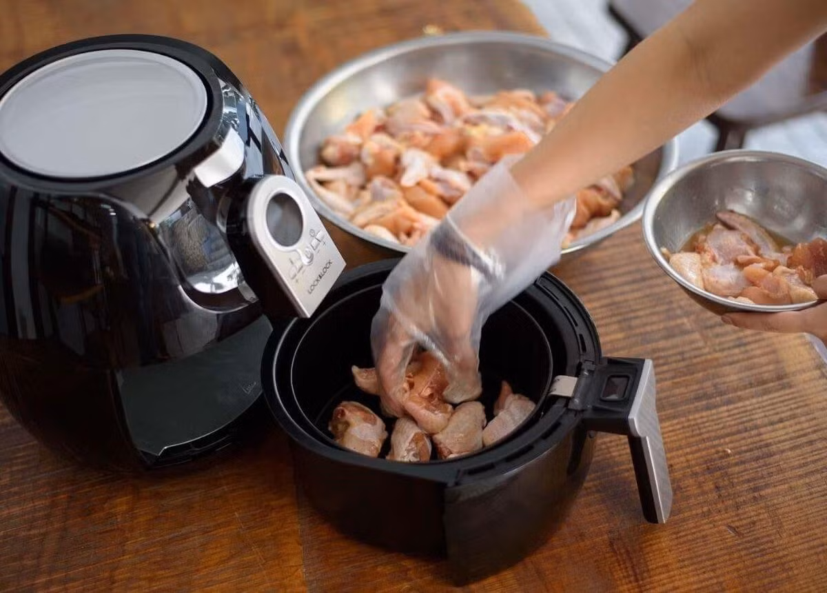 Nồi chiên không dầu ngày càng trở thành thiết bị "quốc dân" trong căn bếp nhờ khả năng nấu nhanh, ít dầu mỡ nhưng vẫn tạo được lớp vỏ giòn hấp dẫn cho món ăn. Ảnh minh họa
