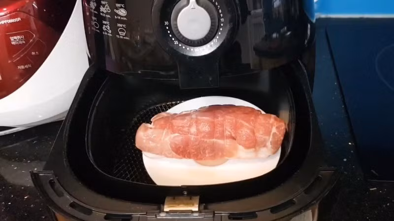 Một trong những thực phẩm không nên cho vào nồi chiên là các loại đồ ăn chưa rã đông. Nhiều người có thói quen cho thẳng thực phẩm đông đá vào nồi chiên để tiết kiệm thời gian, nhưng cách này rất nguy hiểm. Lớp đá tan chảy có thể rò xuống điện trở, gây chập mạch, hỏng nồi. Ảnh minh họa