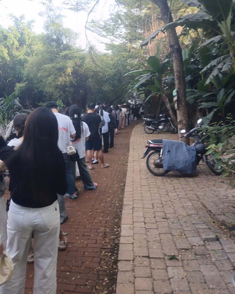 Dù phải chờ đợi, nhiều khách vẫn vui vẻ, xem việc xếp hàng là một phần trải nghiệm. Ảnh memngon
