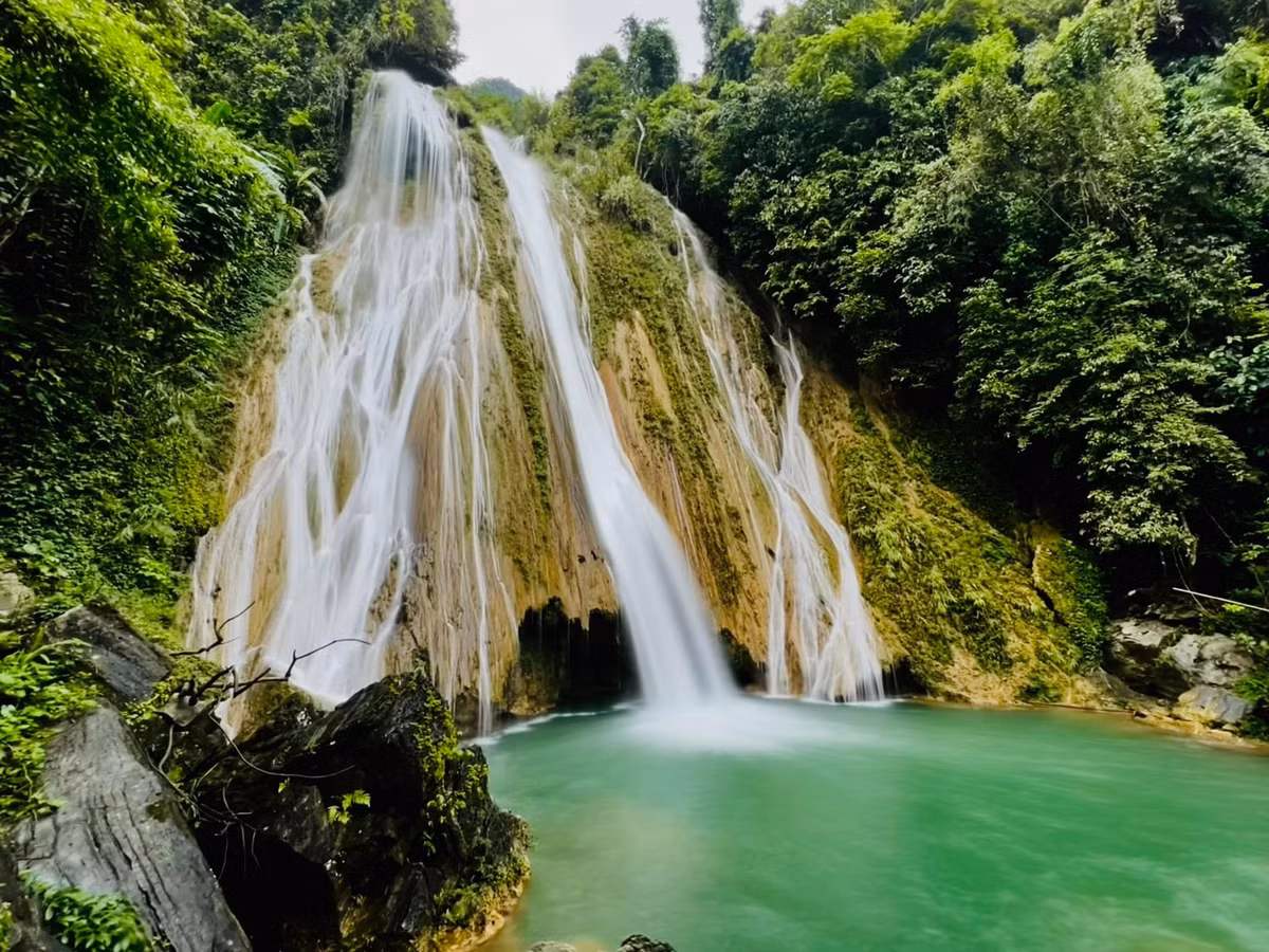 Nơi đây cách trung tâm xã khoảng 8km, thuộc khu vực rừng già của Khu bảo tồn thiên nhiên Tát Kẻ – Bản Bung, nổi bật với cảnh quan nguyên sơ, dòng nước trong mát và khí hậu dễ chịu, đặc biệt lý tưởng để tránh nóng mùa hè.