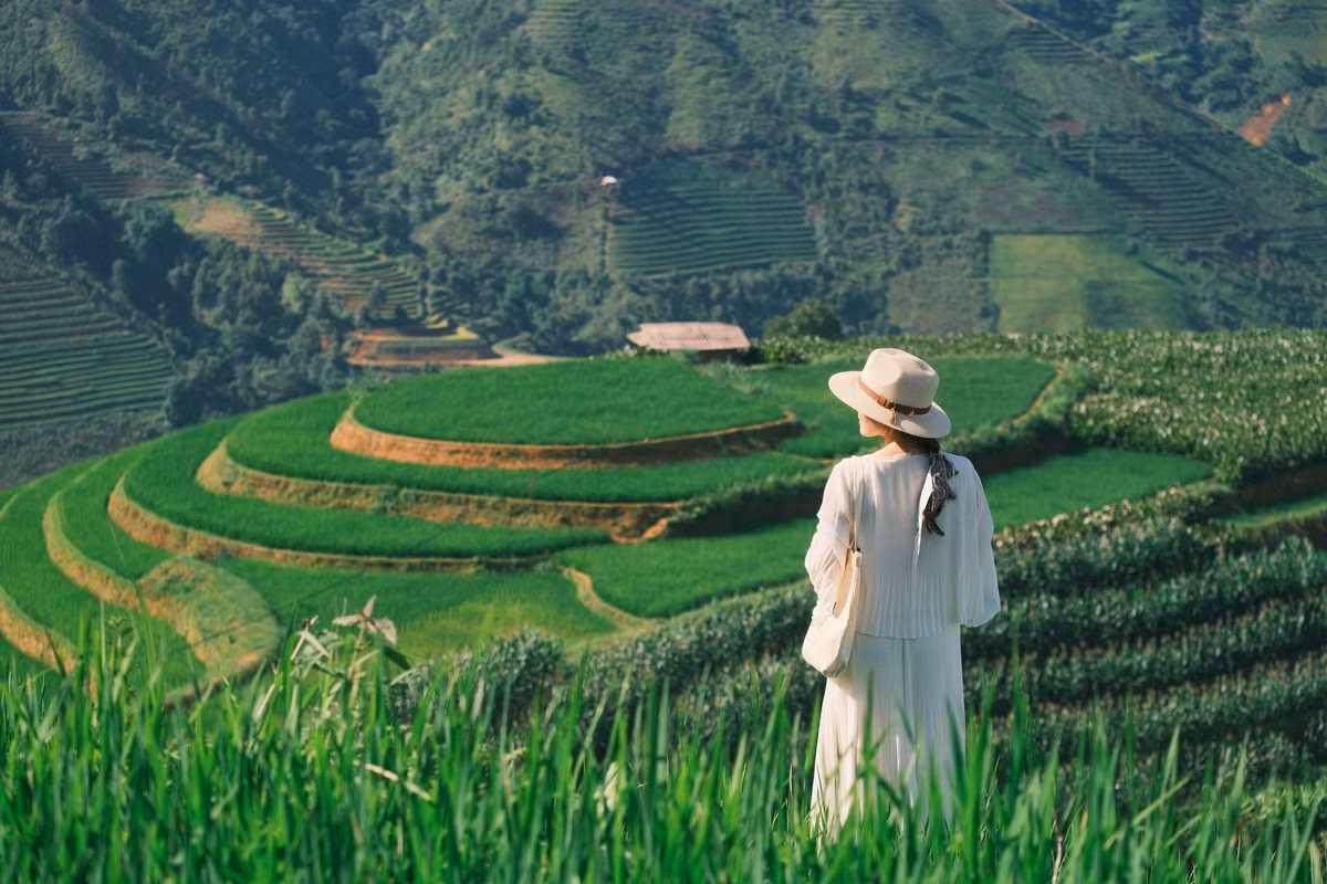 Tuy quãng đường không dài, nhưng đoạn từ thị trấn vào Xím Vàng khá gập ghềnh, nhiều khúc cua và dễ trơn trượt khi mưa. Thế nhưng, chính cung đường này lại là một phần không thể thiếu của trải nghiệm, bởi cảnh sắc hai bên đường hiện ra như tranh: rừng cây xanh ngút ngàn, những bản làng nhỏ nằm lưng chừng núi, mây lững lờ vắt ngang đầu xe. Ảnh Diệp Hữu Đạt