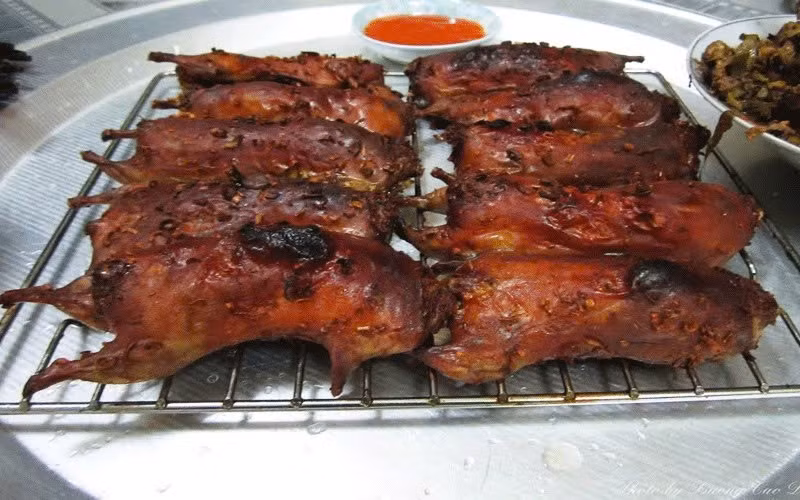 Ngày nay, chuột dừa không còn dễ tìm như trước và cũng không phải lúc nào muốn là có. Chính sự hiếm hoi này lại khiến món ăn trở thành một trải nghiệm ẩm thực độc đáo, đủ khiến du khách tò mò và nhớ mãi khi có dịp ghé thăm miền Tây sông nước. Ảnh dulichbentre