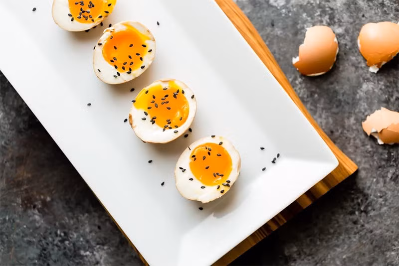 Trứng luộc lòng đào cũng là món ăn đơn giản giúp giữ nguyên vitamin D và B12 – hai dưỡng chất hỗ trợ quá trình tái tạo tế bào da đầu. Ảnh minh hoạ