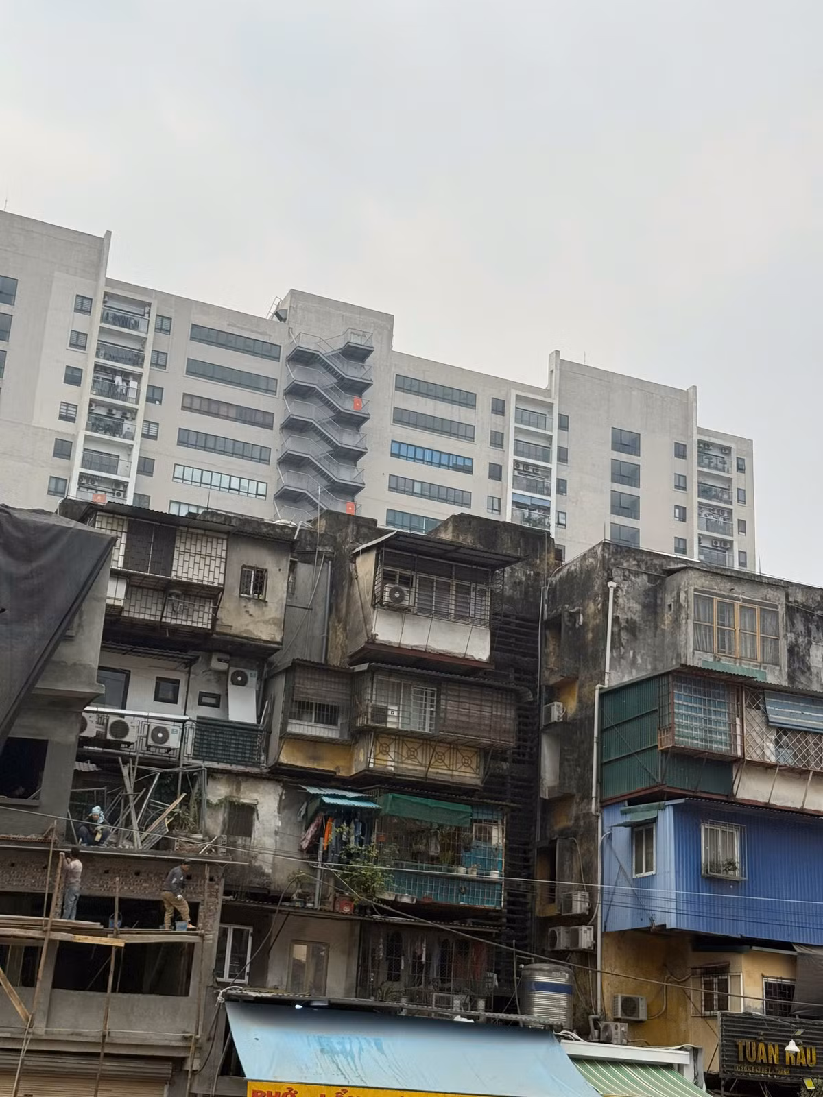 Đáng lo ngại hơn, trong trường hợp xảy ra hỏa hoạn, các lồng sắt này có thể trở thành “bẫy kín”, cản trở lối thoát nạn và gây khó khăn cho công tác cứu hộ, cứu nạn.