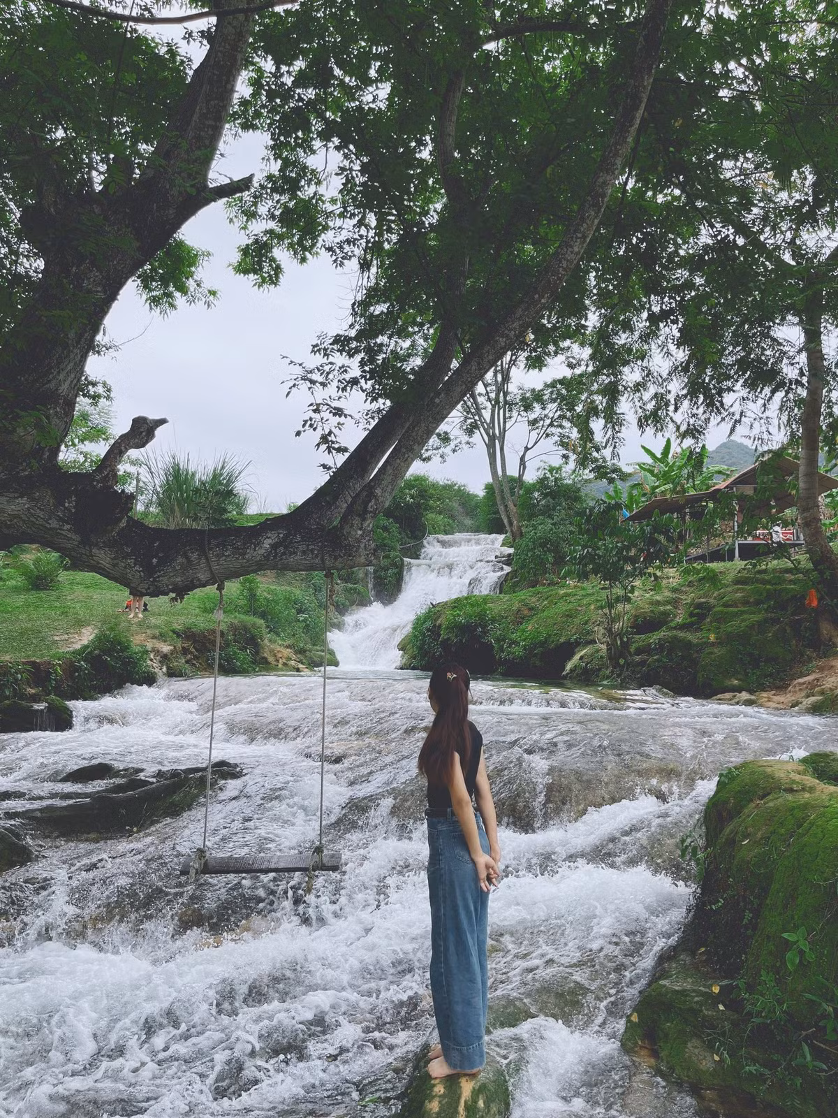 Du khách đến đây thường kết hợp tham quan các nông trại gần đó, như đồi chè trái tim, thung lũng mận Nà Ka hoặc bản Áng. Chỉ cần thuê xe máy và hỏi thăm người dân, đường đi suối Bản Mòn khá dễ tìm và bằng phẳng, phù hợp cả với nhóm bạn lẫn gia đình. Ảnh Chec