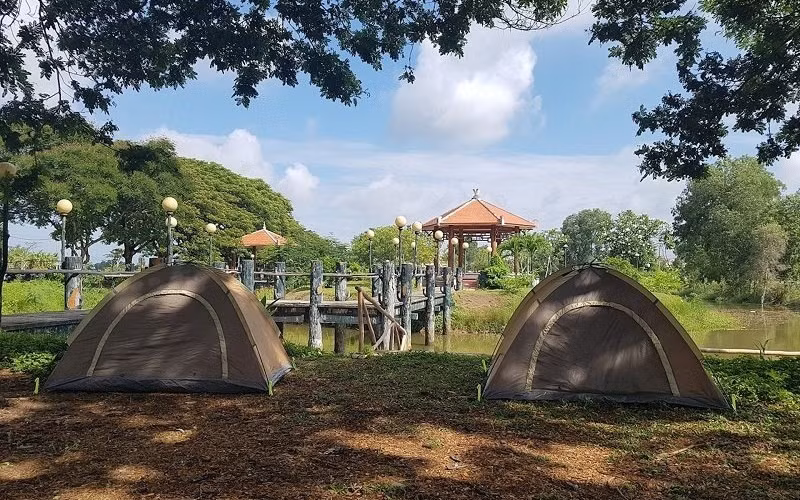Du khách có thể trải nghiệm làm nông, đánh bắt thủy sản, hay cùng người dân địa phương gói bánh, chế biến những món ăn truyền thống những hoạt động giản dị nhưng mang lại cảm giác gần gũi, ấm áp ngày Tết. Ảnh Du lịch làng nổi Tân Lập