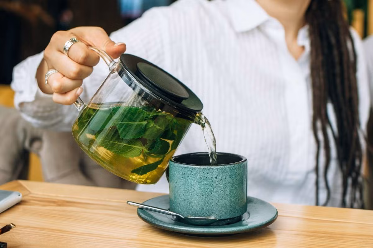 Để đạt hiệu quả tối ưu, bên cạnh việc chọn đồ uống phù hợp, bạn nên hạn chế caffeine và đồ uống có cồn vào buổi tối. Tạo không gian yên tĩnh, nghe nhạc nhẹ, đọc vài trang sách hoặc thực hành vài phút hít thở sâu sẽ giúp cơ thể chuyển sang trạng thái thư giãn nhanh hơn. Ảnh minh hoạ