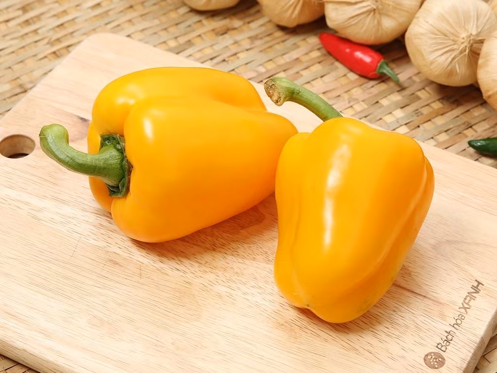 Với lượng calo thấp chỉ khoảng 27 kcal/100 gram và giàu chất xơ, ớt chuông vàng còn hỗ trợ kiểm soát cân nặng. Chúng tạo cảm giác no lâu, giảm thèm ăn và hỗ trợ tiêu hóa, đồng thời mang vị ngọt tự nhiên làm món ăn thêm ngon miệng mà không cần bổ sung đường hay chất béo. Ảnh minh họa