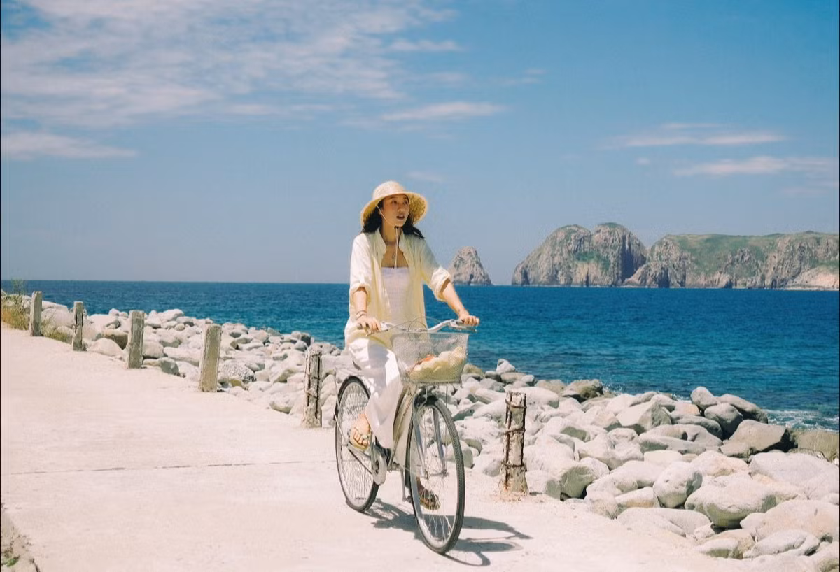 Đặt chân đến đảo là đặt chân vào một không gian sống hoàn toàn khác biệt. Những con đường làng nhỏ ven biển, bến tàu lặng lẽ, mái nhà lợp ngói đơn sơ... tất cả tạo nên một khung cảnh rất đỗi bình yên. Không khí trong lành, gió biển mặn mòi, nụ cười hiền hậu của người dân là điều dễ dàng cảm nhận ngay từ những bước đầu tiên. Ảnh Phương Trinh
