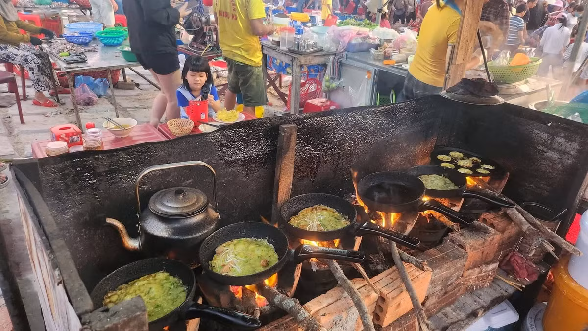 Để trải nghiệm không khí sôi động và nhộn nhịp nhất, du khách nên đến chợ cá Tam Tiến vào khoảng 4–6 giờ sáng. Đây là thời điểm những chiếc thuyền cập bến, hải sản tươi sống được bày bán, tạo nên một bức tranh sống động. Ảnh Thanh Tuan