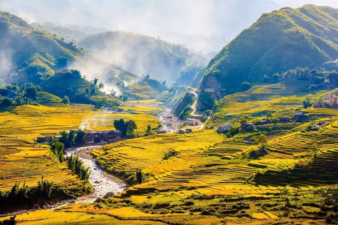Vùng cao Sa Pa thích hợp trekking hoặc phượt xe máy khi ruộng bậc thang chuyển sang sắc vàng mùa lúa chín, thời tiết mát mẻ và đường đi bớt lầy lội. Ảnh Taybac
