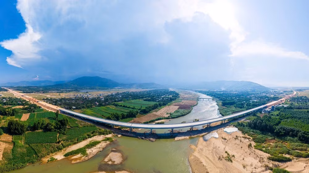 Cao tốc Quảng Ngãi - Hoài Nhơn. Ảnh: NGUYỄN YÊN