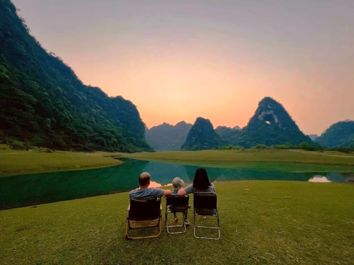 Bên cạnh đó, nhiều du khách ưa khám phá cũng chọn đi tự túc, tuy nhiên cần chuẩn bị kỹ lưỡng về thiết bị cá nhân, lều trại, nước uống, đồ ăn và phương tiện phù hợp như xe máy hoặc ô tô gầm cao, do đường vào khu vực này vẫn còn hoang sơ, nhiều đoạn khó đi. Ảnh Internet