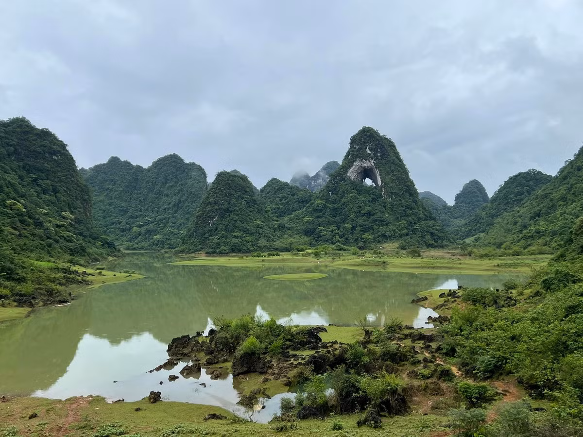 Vào những thời điểm nắng đẹp, ánh sáng chiếu xuyên qua hang tạo thành khung cảnh lung linh, huyền ảo giữa thiên nhiên hùng vĩ.