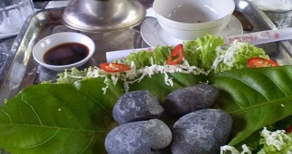 Sỏi được chọn kỹ, rửa sạch và nung trên bếp củi cho đến khi nóng đỏ, sau đó được bày ra mâm hoặc khay lớn. Ảnh Mỹ Hân