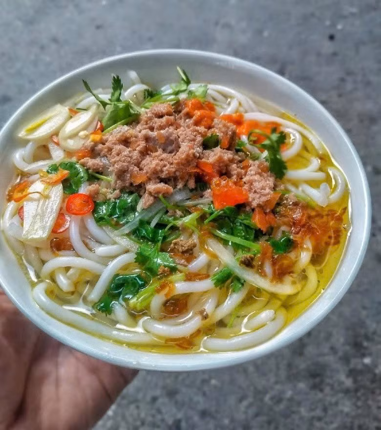 Bún đũa Nam Định không chỉ là món ăn, mà còn là trải nghiệm văn hóa, là ký ức về những buổi sáng yên bình, khi ngồi nhâm nhi bát bún bên làn gió nhẹ và cảnh phố phường thanh tĩnh. Với bất cứ du khách nào, một lần thưởng thức bún đũa sẽ để lại dư vị khó quên, khiến người ta luôn muốn quay lại. Ảnh dulichluhanh