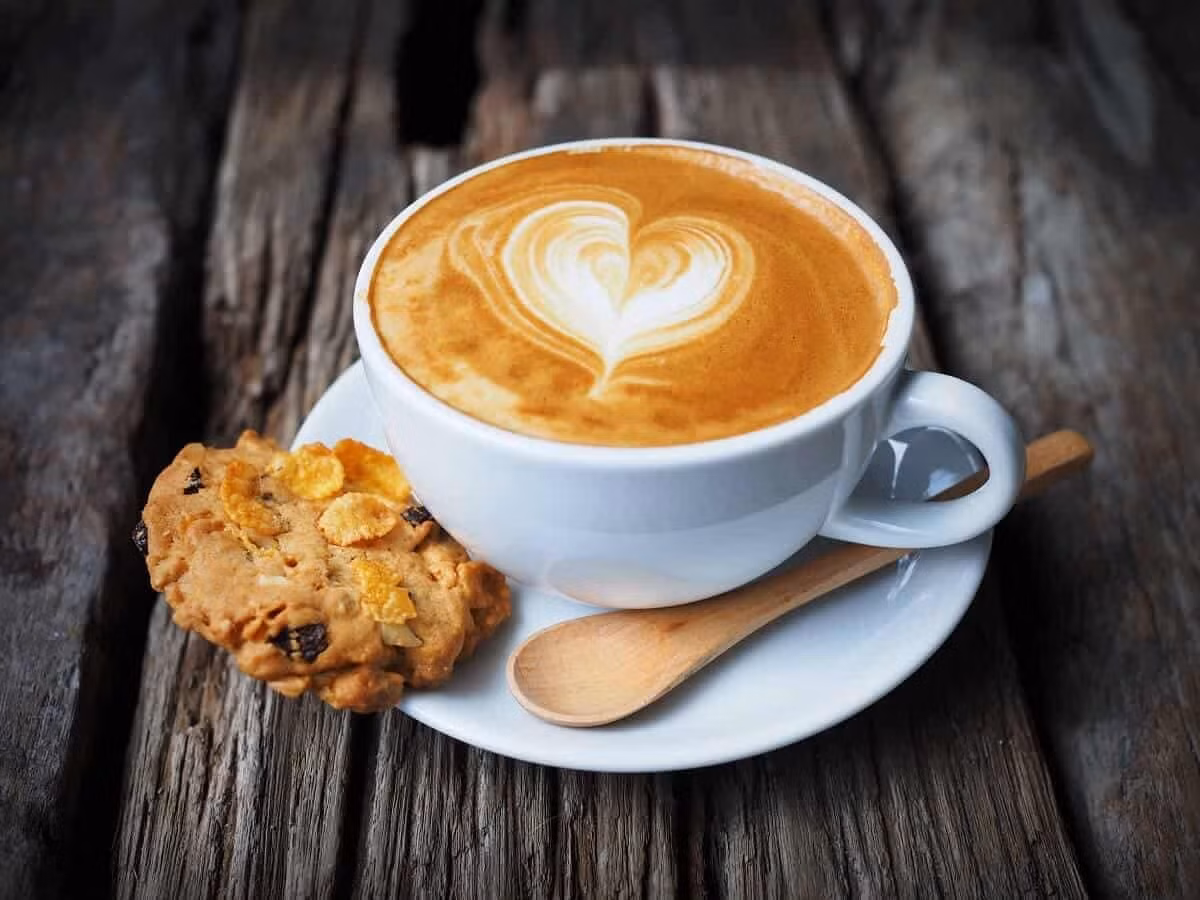 Với người cần tỉnh táo, cà phê đen hoặc cappuccino sữa ít béo là lựa chọn hợp lý. Cà phê giúp làm ấm, kích thích tinh thần, nhưng nên hạn chế đường và sữa đặc để tránh nạp quá nhiều calo. Ảnh minh hoạ