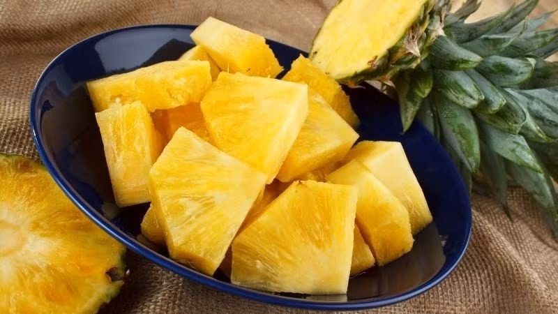 Dứa là lựa chọn hoàn hảo cho những ai muốn bổ sung vitamin C mà không muốn ăn quả quá chua. Với đặc tính chống oxy hóa, dứa giúp làm sạch sâu lỗ chân lông, chống mụn đầu đen và mang lại làn da láng mịn. Ảnh minh họa