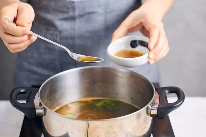 Nước mắm là gia vị không thể thiếu, nhưng thời điểm nêm ảnh hưởng đến hương vị và dưỡng chất. Với món kho, nên nêm nước mắm gần chín để thịt thấm đều, màu sắc hấp dẫn. Với món xào hay canh, nên cho nước mắm khi gần tắt bếp, tránh mất hương vị và vitamin do đun sôi quá lâu. Ảnh minh hoạ
