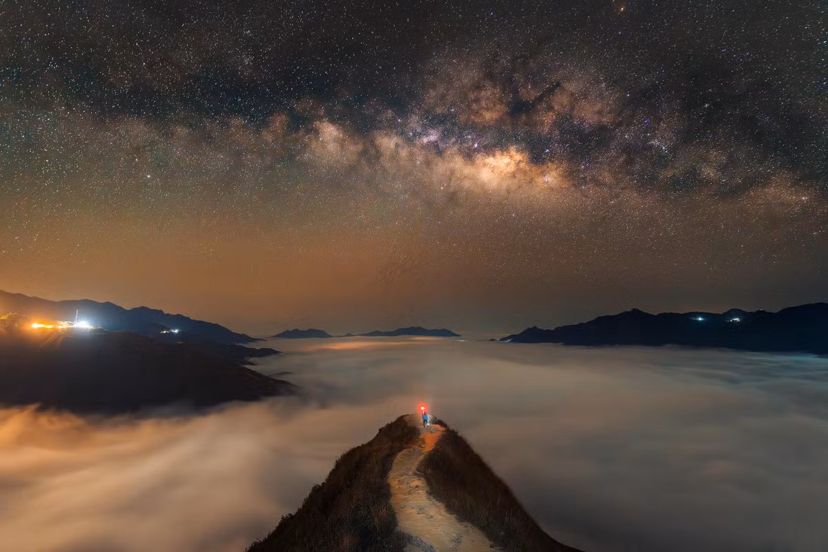 Tà Xùa, thuộc tỉnh Sơn La, nằm ở độ cao hơn 2.800 m so với mực nước biển, là một trong những đỉnh núi cao và nổi tiếng nhất Việt Nam. Ảnh Nguyễn Trung Hiếu