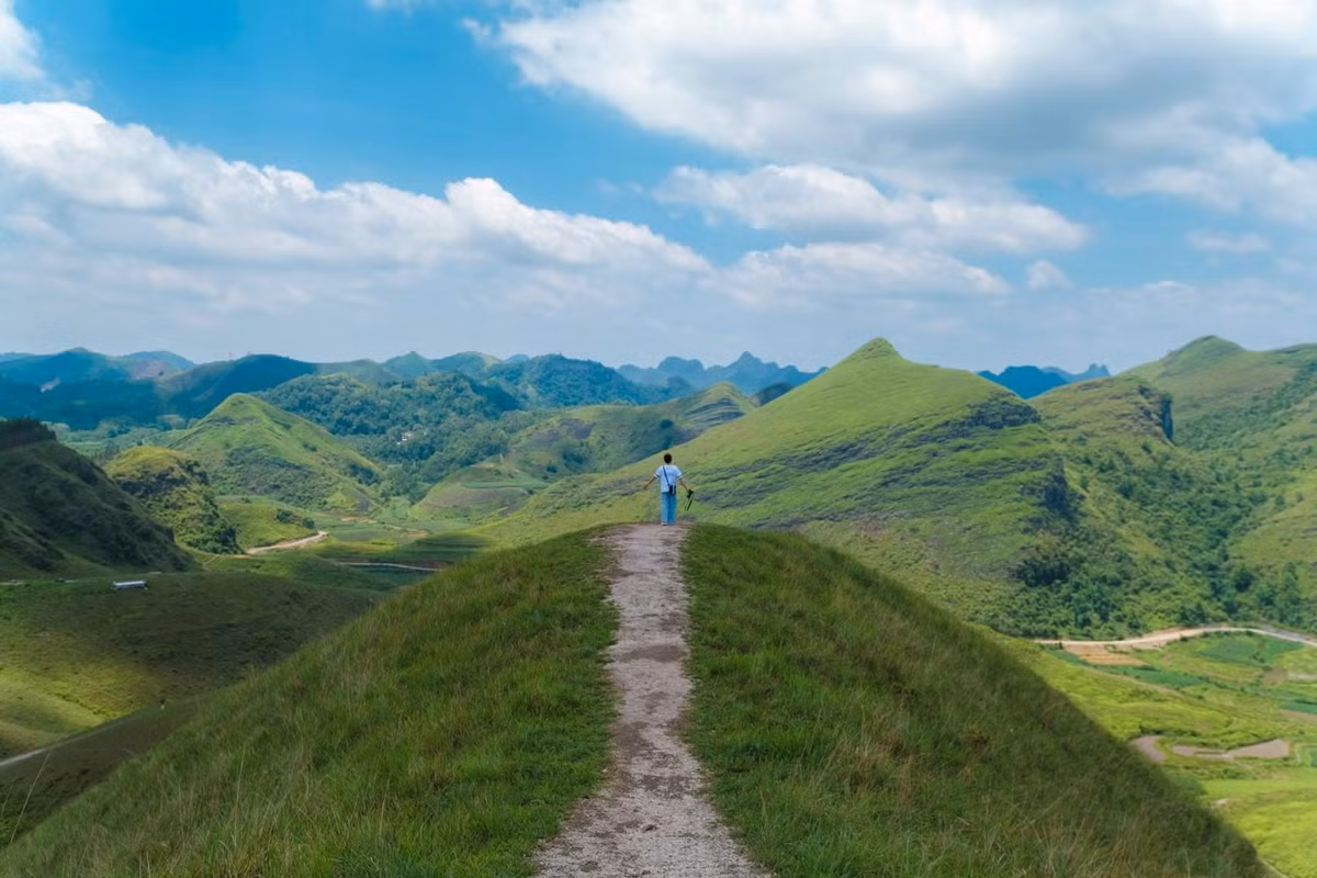 Tháng 6 là thời điểm lý tưởng để du lịch Cao Bằng. Với vẻ đẹp thiên nhiên hùng vĩ, không khí trong lành và những điểm đến lịch sử đầy ý nghĩa, Cao Bằng hứa hẹn sẽ là một trải nghiệm khó quên cho những ai yêu thích khám phá và muốn tận hưởng sự bình yên giữa núi rừng. Dù chọn du lịch tự túc hay tham gia tour trọn gói, Cao Bằng luôn là điểm đến hấp dẫn trong mùa hè này. Ảnh Phạm Văn Phong