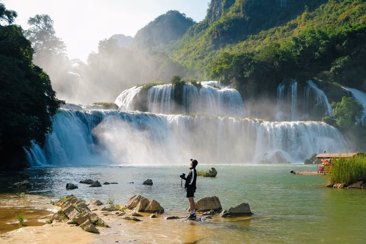 Chưa hết, Cao Bằng vào tháng 6 cũng rất thu hút những ai đam mê chinh phục đèo Mã Phục. Con đèo nổi tiếng với những khúc cua ngoằn ngoèo, uốn lượn qua các dãy núi trùng điệp, là thử thách không nhỏ đối với những ai yêu thích mạo hiểm. Ảnh Phạm Văn Phong