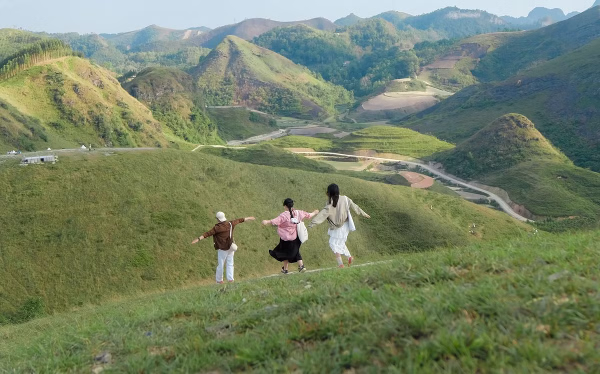 Nếu du khách không muốn lo lắng về việc lên kế hoạch cho chuyến đi, các tour du lịch Cao Bằng từ các công ty lữ hành uy tín sẽ là lựa chọn tuyệt vời. Với dịch vụ chất lượng và lịch trình được lên kế hoạch sẵn, các tour này giúp du khách dễ dàng khám phá những điểm đến nổi bật của Cao Bằng mà không phải bận tâm về việc di chuyển hay tìm kiếm dịch vụ. Ảnh Ba Đứa Mình