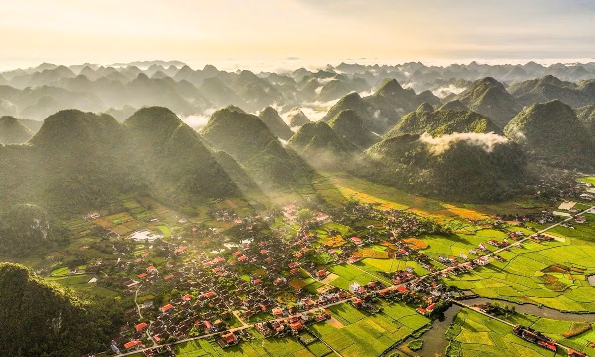 Những ngày đầu xuân, khi thời tiết khô ráo và trong lành, du khách có thể trải nghiệm leo núi Nà Lay để phóng tầm mắt ngắm toàn cảnh thung lũng Bắc Sơn từ trên cao. Từ đỉnh núi, bức tranh làng quê hiện ra hài hòa với ruộng đồng, sông suối, bản làng yên bình, mang lại cảm giác thư thái hiếm có trong những ngày đầu năm mới. Ảnh langson.gov.vn