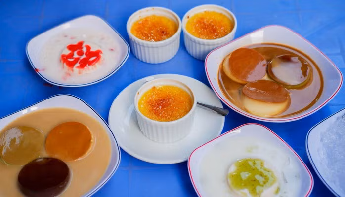 Nếu muốn đổi vị bằng những món ngọt nhẹ nhàng, The Flan là điểm dừng chân được nhiều người yêu thích. Quán nổi bật với thực đơn bánh flan và các món tráng miệng đa dạng, từ truyền thống đến biến tấu hiện đại. Bánh mềm mịn, vị béo vừa phải, ăn cùng caramel hay trái cây đều dễ gây “nghiện”. Không gian nhỏ, giản dị nhưng đủ ấm cúng để thực khách thong thả tận hưởng một buổi tối chậm rãi giữa lòng thành phố. Ảnh Foody