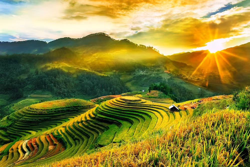 Khi săn bình minh miền Bắc, du khách nên chuẩn bị trang phục ấm, giày thoải mái, tôn trọng văn hóa bản địa và giữ gìn môi trường. Từng khoảnh khắc mặt trời ló rạng trên núi rừng Tây Bắc không chỉ mang đến vẻ đẹp tinh khôi, mà còn là trải nghiệm giúp lắng lòng, lưu giữ những ký ức khó quên giữa thiên nhiên hùng vĩ. Ảnh Elle