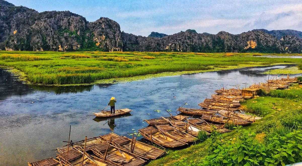 Hành trình ấy đưa du khách đi qua những hang động tự nhiên kỳ thú như hang Cá, hang Bóng, hang Rùa… mỗi hang đều gắn với một câu chuyện dân gian thú vị. Ảnh Visit Ninh Binh